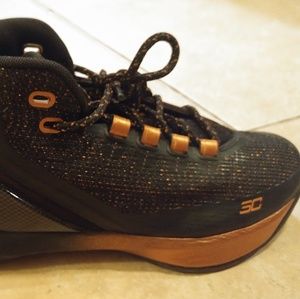 Black and bronze Curry 3's US